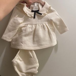 🎀 JANIE AND JACK TWO PIECE SET + BOW- QUILTED IVORY WITH BLACK BOW- SZ 0-3 mth